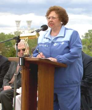 Dr. Mary Boettger opens dedication ceremonies for Rexer-Jablonski Park.