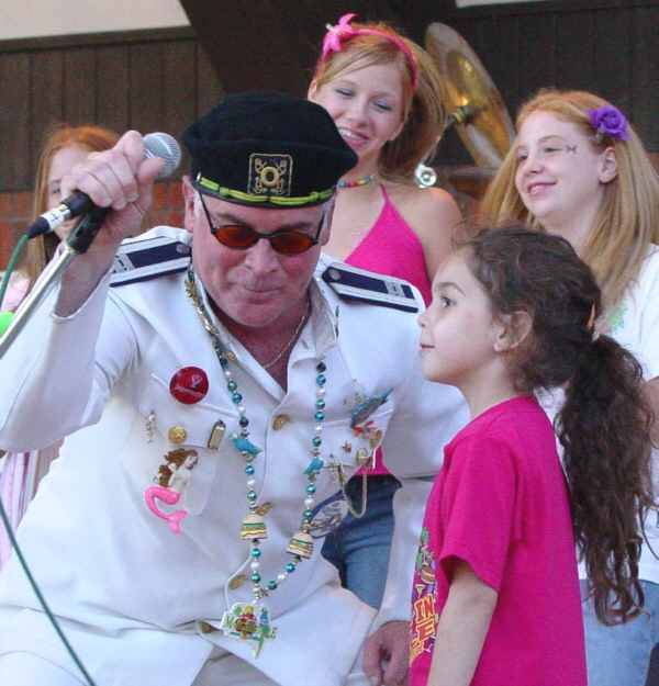 <b>Dave 'Super Dave' Albrecht (Buffet Impersonator) enjoys a moment with a young fan during a performance of <i>When The Volcano Blows</i> by the ParrotHead Band. <br>  (Photos by: O.J. Cunningham)</b>